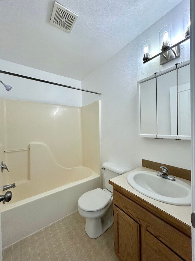Building Photo - 3 Bed 2 Bath Home with Fenced Yard