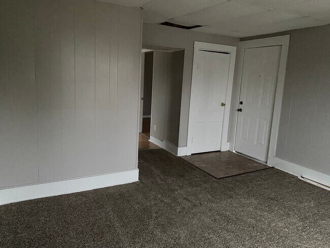 Building Photo - Upstairs One Bedroom Unit