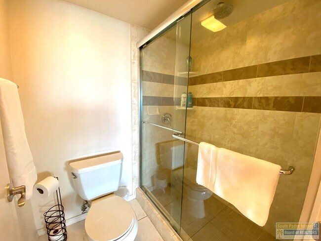 Building Photo - 404 Padre Blvd