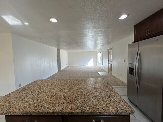 Building Photo - 4 Bedroom / 2 Bathroom Home in SW Redmond