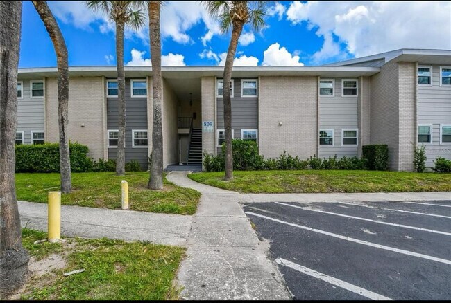Building Photo - 857 Sky Lake Cir