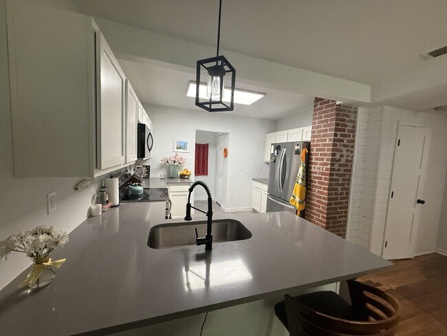 Building Photo - AVAILABLE EARLY JULY:  UPDATED 2 BEDROOM 1...