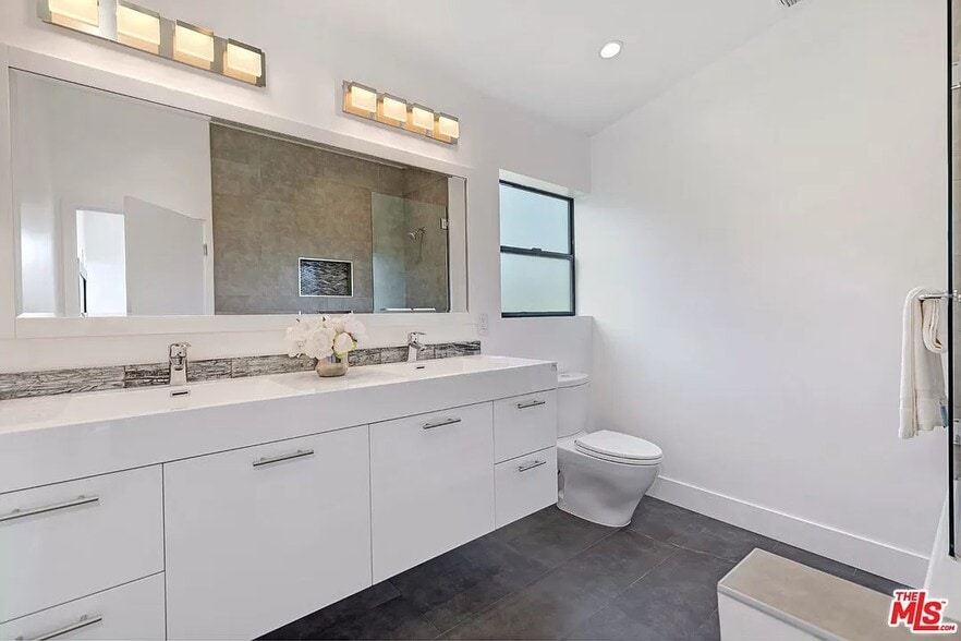 Tandem primary bathroom - 6077 Hargis St