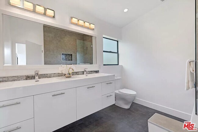 Tandem primary bathroom - 6077 Hargis St