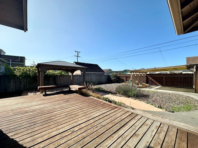 Building Photo - Craftsman Bungalow with Fantastic Fenced Yard