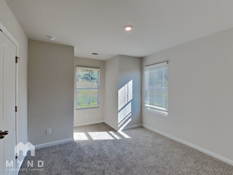 Building Photo - 1187 Park Center Cir