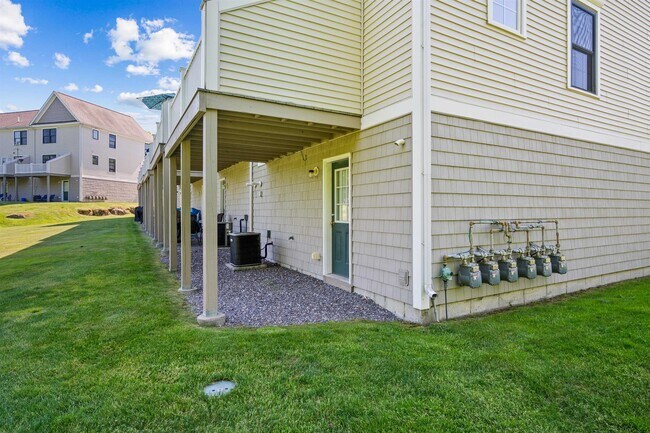 Building Photo - 41 Village Dr