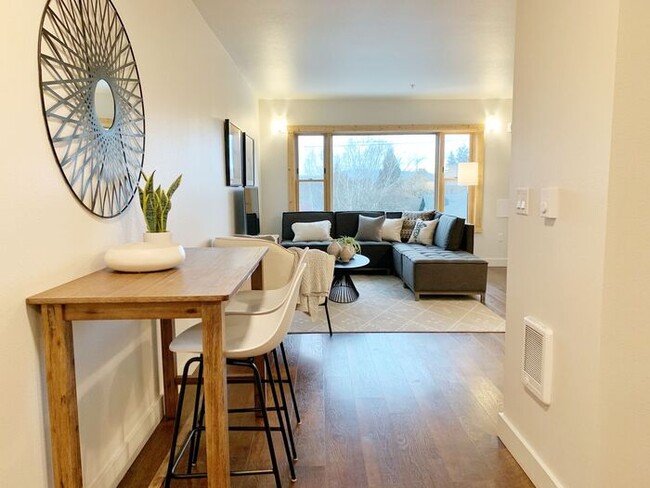 Building Photo - Luxury top floor 2bd in the heart of Sellw...