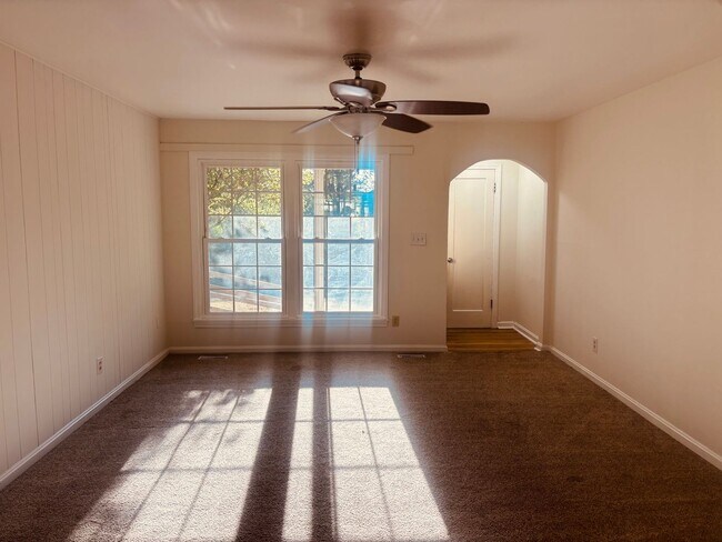 Building Photo - 1334 N Estelle St