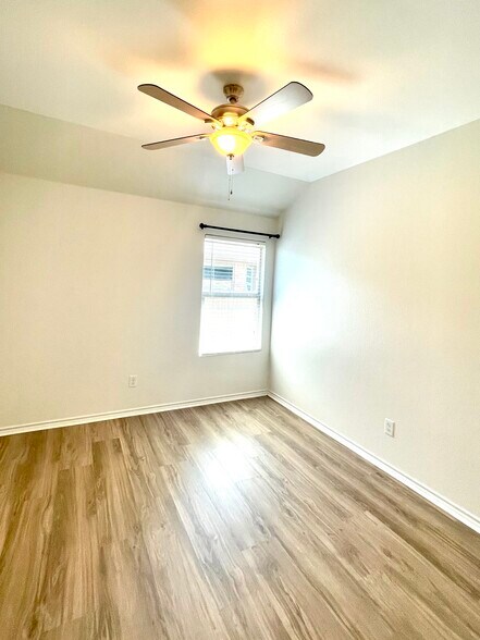 2nd Bedroom - 246 Oaklawn Dr