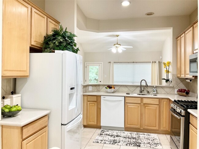 Building Photo - 186 N Valley Oaks Cir