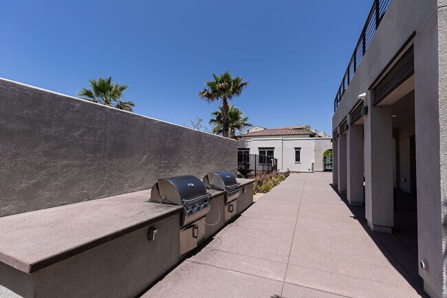 Building Photo - LIGHT & BRIGHT 2 BEDROOM W/GARAGE & LAUNDR...