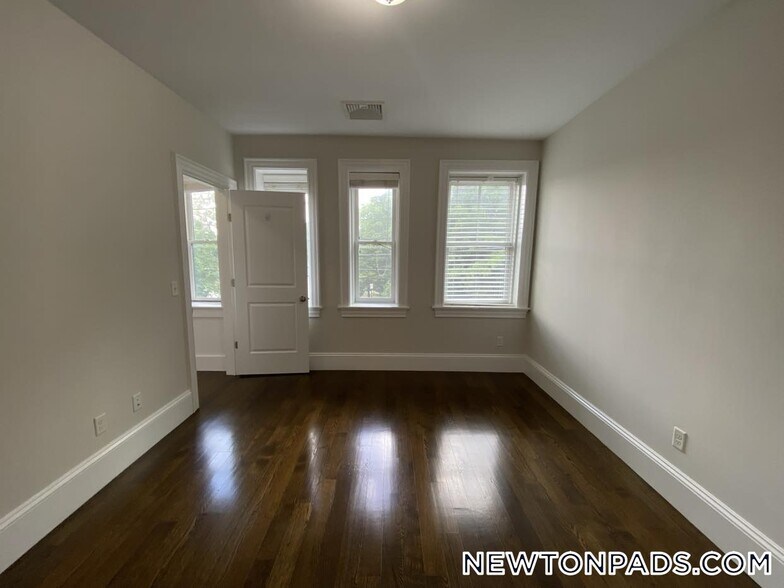 Building Photo - 2044 Beacon St