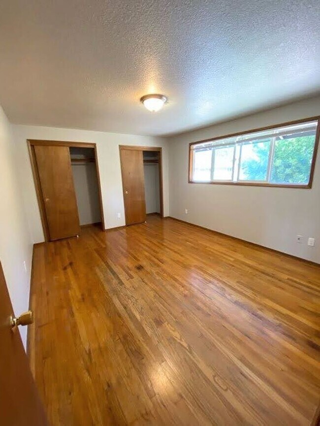 Building Photo - Large 2 bed, 1 bath Townhouse with Parking