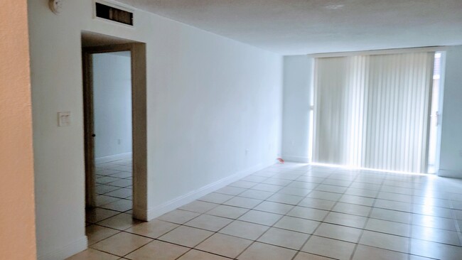 Livingroom - 1800 Sans Souci Blvd