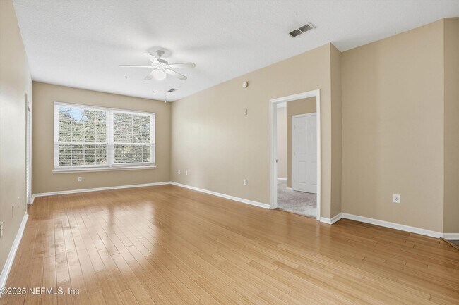 Building Photo - 10550 Baymeadows Rd