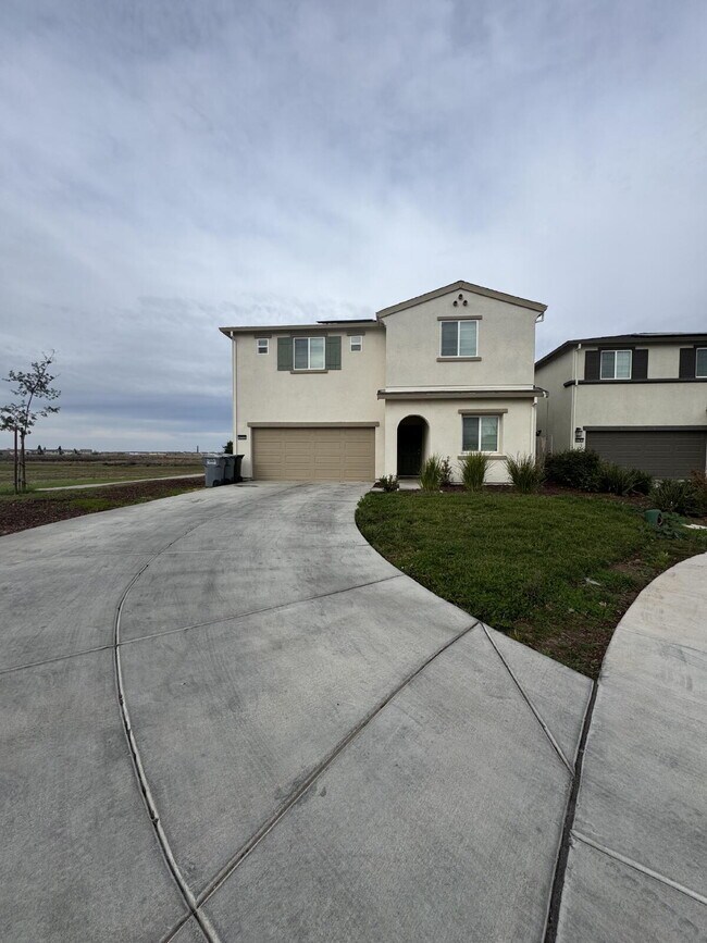 Building Photo - "Spacious 6-Bedroom Sanctuary with 4.5 Baths in Merced!"