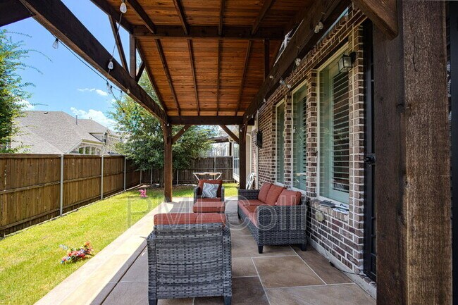 Building Photo - 8701 Fairway Ln