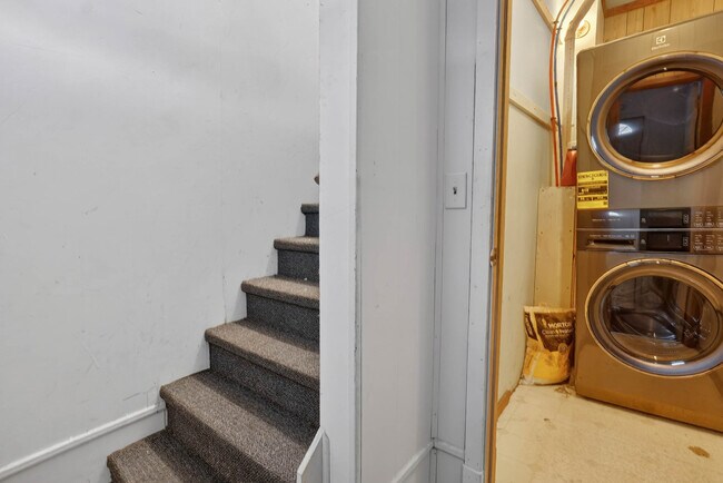 Building Photo - 120 S Main St