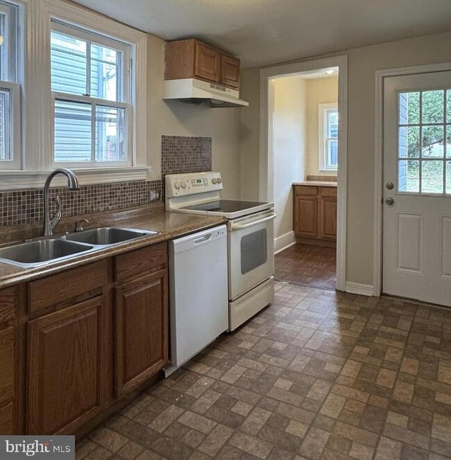 Building Photo - 211 S Maple Ave