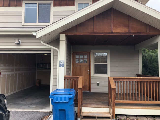 Primary Photo - 3 Bedroom 2.5 Bath Condo across from Outla...