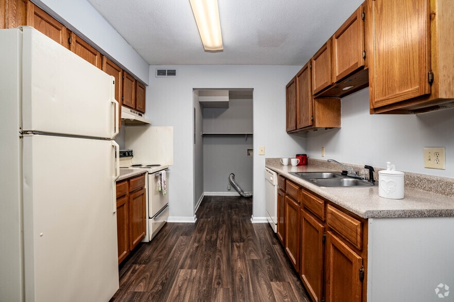 1BR, 1BA - 1200SF - Kitchen - Birchwood Apartments