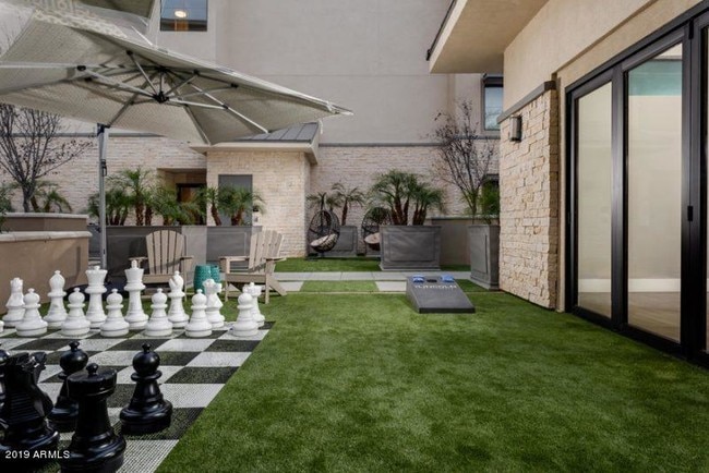 Building Photo - 7100 E Lincoln Dr