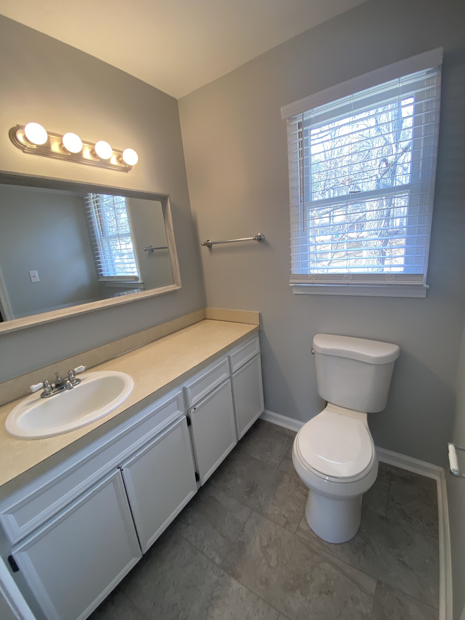 Primary bathroom, connected to primary bedroom - 722 Branniff Drive