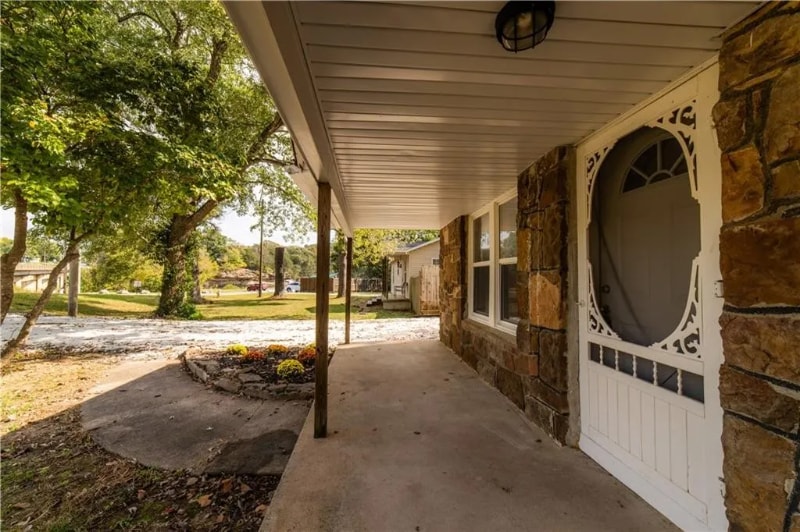 Building Photo - 129 W Main St