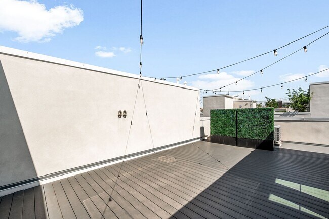 Building Photo - LUX 3BD, 5BA Modern Townhome at 9th & CO Near Congress Park