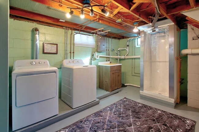 Building Photo - 3 Bedroom Home On Holland's North Side