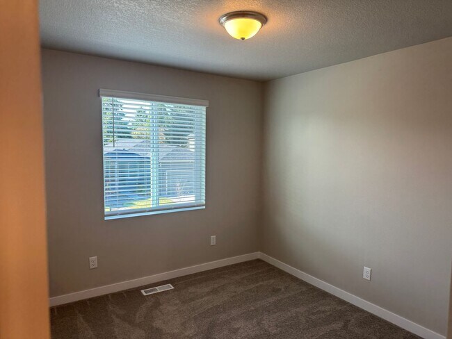 Building Photo - Amazing 3 bedroom Brand new home!!