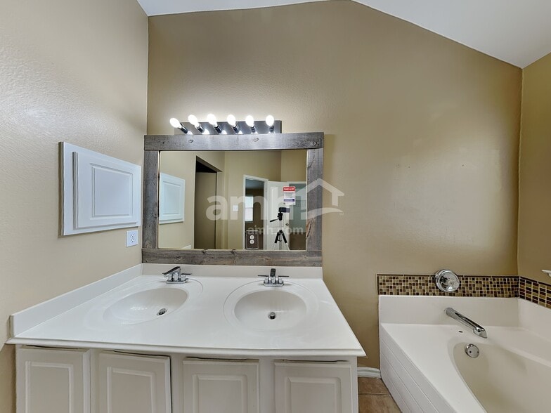 Building Photo - 2729 Lone Ranger Trl