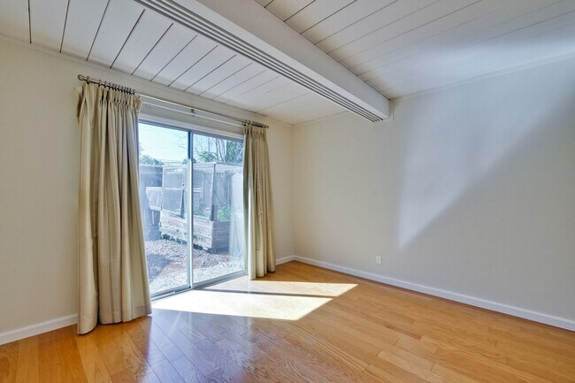 Building Photo - Mountain View Home l Spacious Open Layout Bright and Private Yard