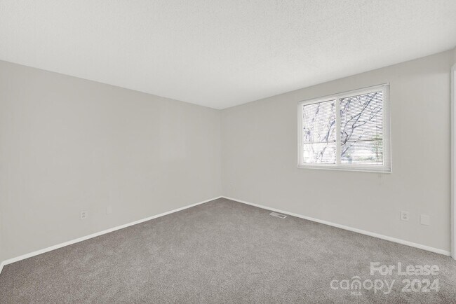 Building Photo - 6230 Holly Knoll Dr