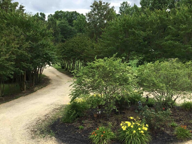 Building Photo - 198 Schools Dr