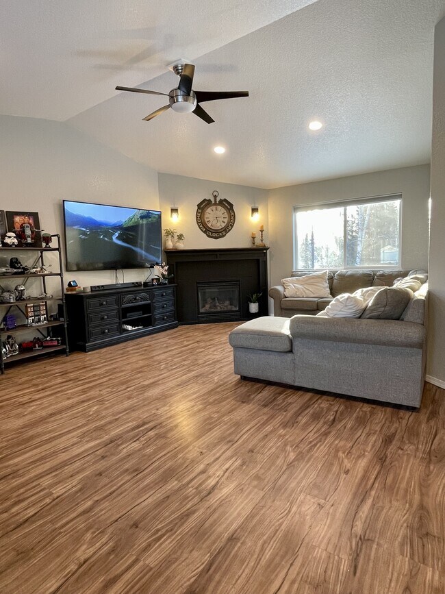 Building Photo - 2606 S Red Birch Dr