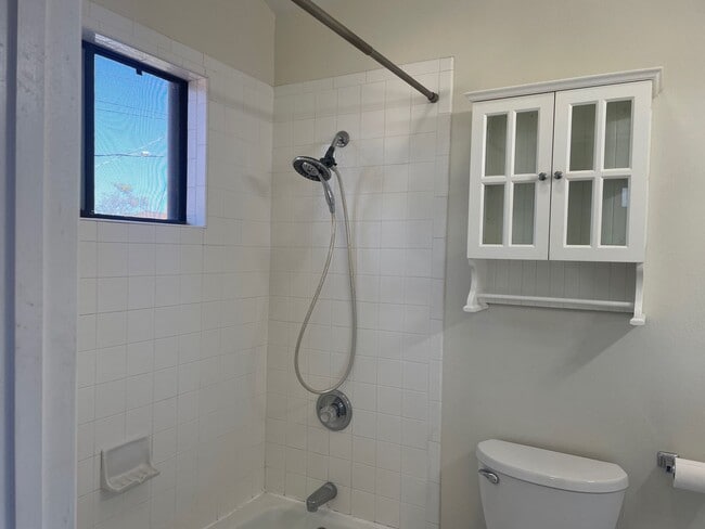 Building Photo - Welcome Home to 5 bedrooms 3 baths!