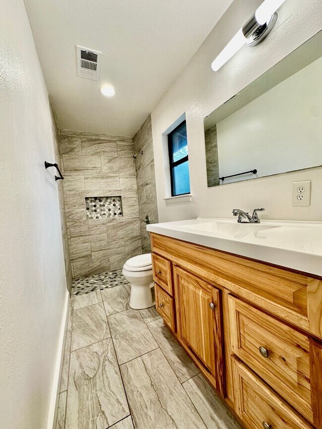 Building Photo - Cozy 4/2