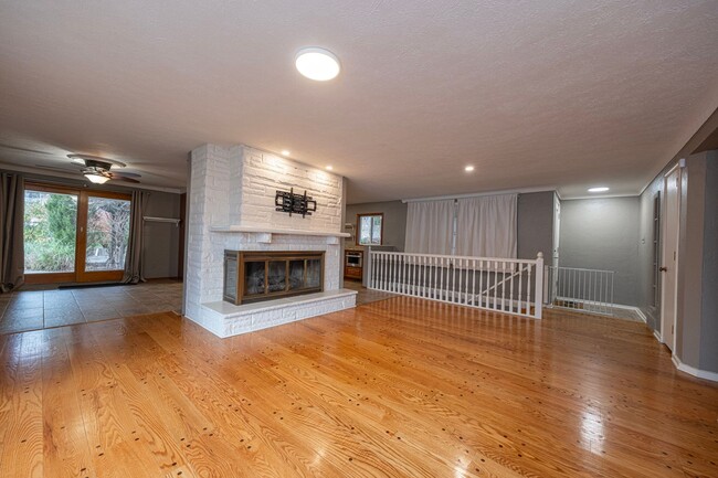 Building Photo - Beautiful 3 Bedroom Home in Franklin Regional School District