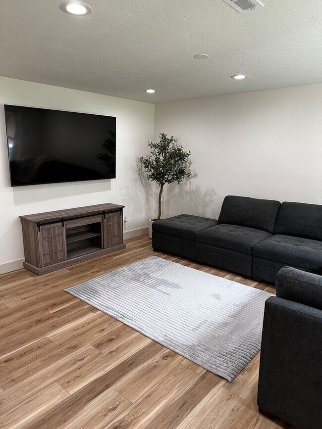 Building Photo - Centennial II Apartments (NEW REMODEL!!)