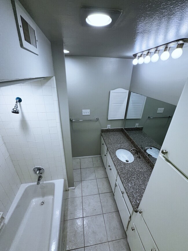 Building Photo - 2210 Dorrington St