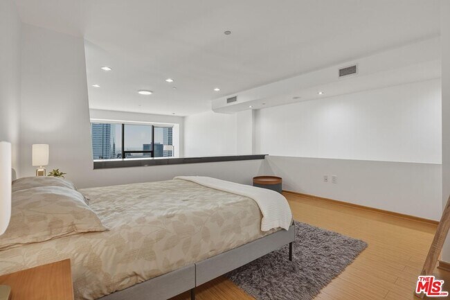 Building Photo - 1100 Wilshire Blvd