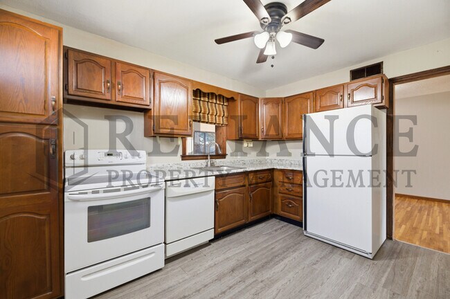 Building Photo - 2242 S Ridgewood Dr