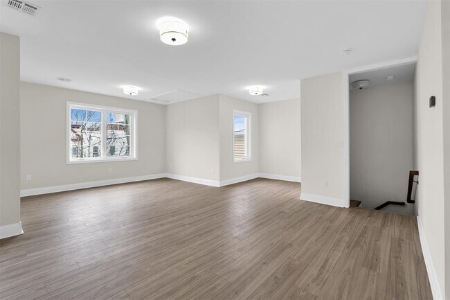 Building Photo - 414 6th St