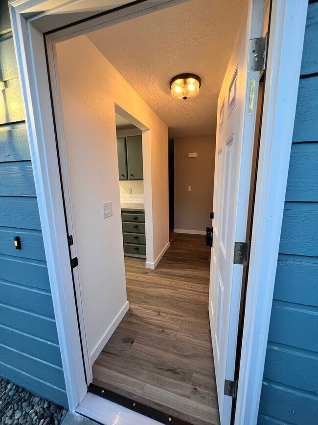Building Photo - Duplex Must See Stunning Updated 2BR/1BA/1 car garage Avail. June 5th
