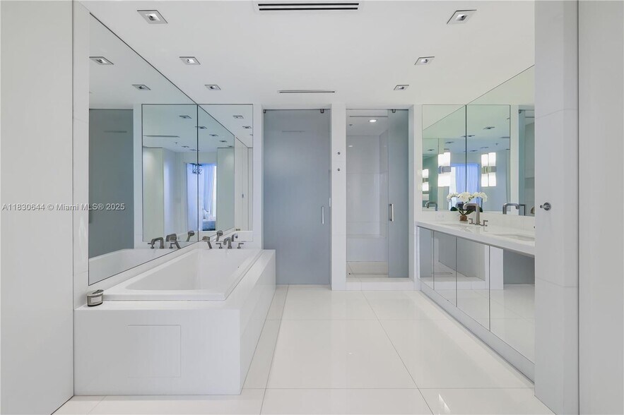 Building Photo - 6899 Collins Ave