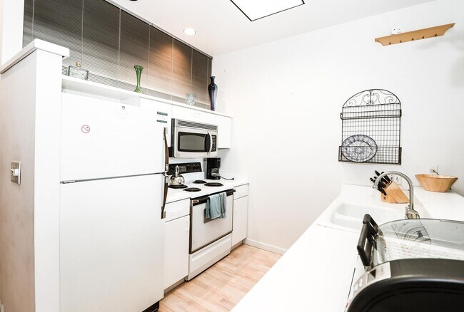 Building Photo - Spacious Jr. 1 Bedroom near Levi's Plaza |...