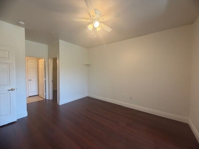 Building Photo - GUARD GATED TOP FLOOR PRIVATE 1 BED CONDO FEATURING A DETACHED 1 CAR GARAGE