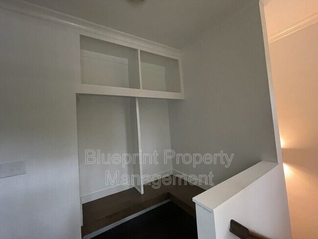 Building Photo - 521 59th Pl S